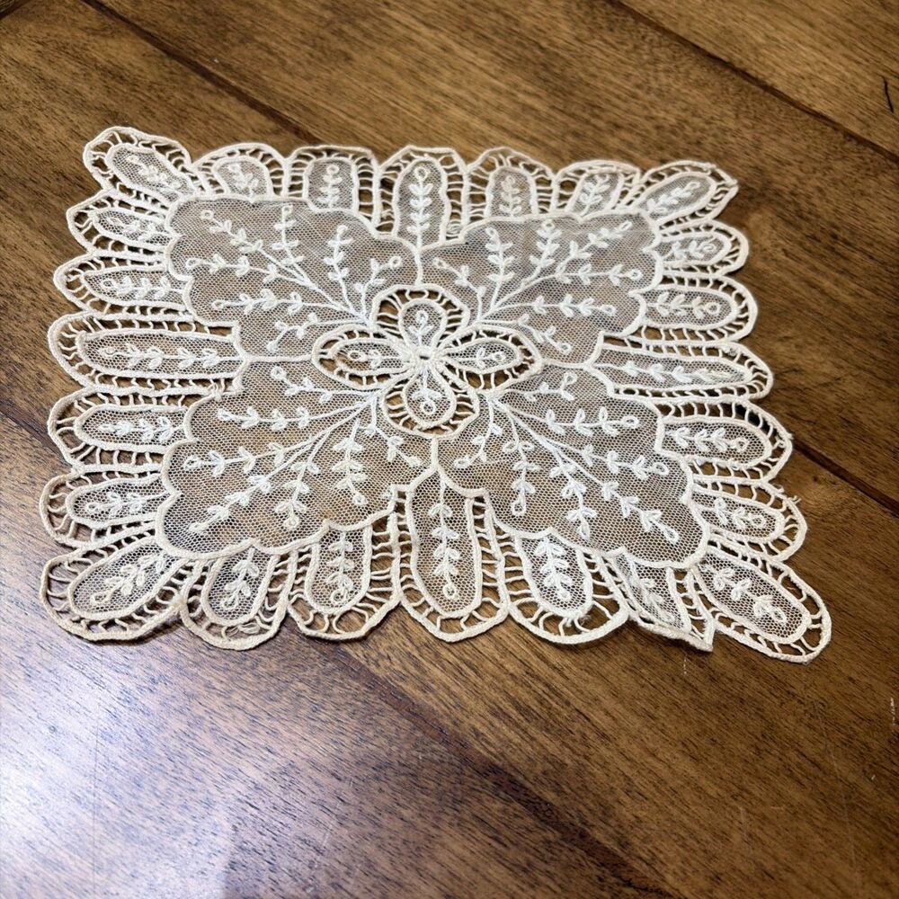 high qaulity antique Victorian handmade brussels Irish ornate flounce lace DOILY